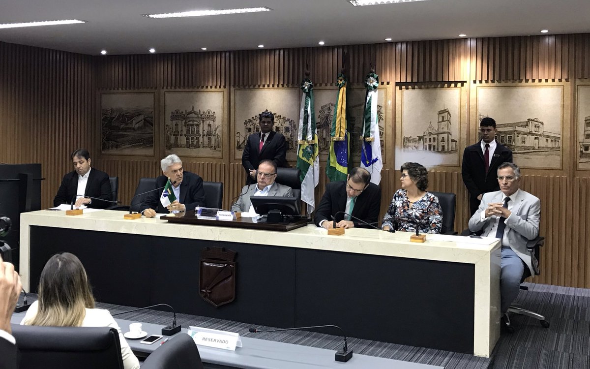 Audiência Pública na <a href="/CamaraNat/">Câmara de Natal</a> discute os altos preços das passagens aéreas em Natal. Um absurdo que prejudica o turismo e a economia do estado. A classe política precisa esquecer as diferenças e se unir para mudar esse preocupante cenário.