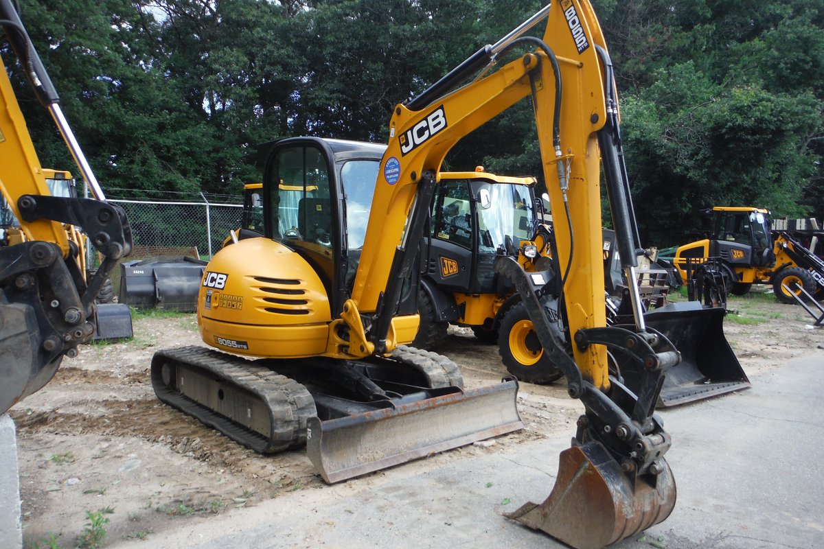 AltaEquipNE's tweet photo. #UsedMachineOfTheDay
2015 #JCB 8055 RTS Midi #Excavator #55350
$49,900
Hour Meter: 221
RTS=reduced tail swing. Cab with heat & AC, ISO/SAE controls, thumb, coupler, bucket, dozer blade.
Operating Weight: 12,125 lb.
Dump Height: 13' 6"
Dig Depth: 12' 4"
#NorthlandJCB https://t.co/cNwaj9waOO