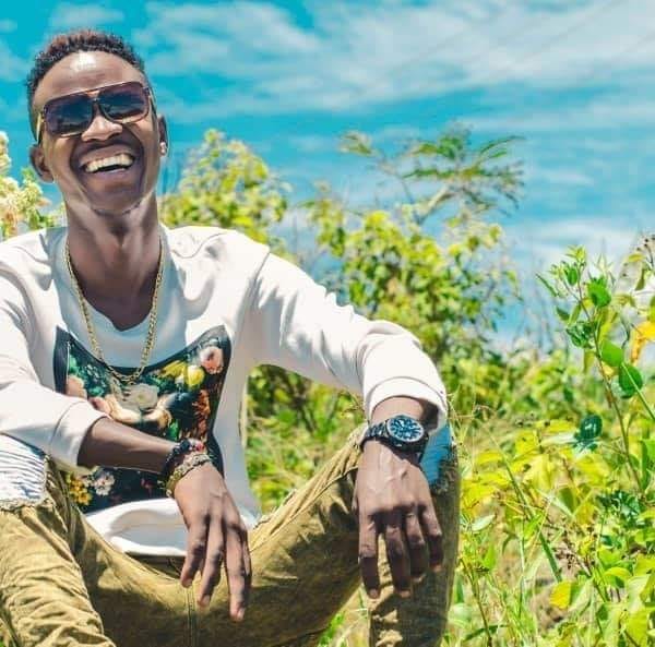 912CroozeFM's tweet photo. #NP on #TheAfricanCountdown at #Embohe  #3 @MatHenryMusic Powered by @HarissIntLTD  #ShareTheFun

#EveningSwitch #Smile Stream via https://t.co/jBz0xmDvyA https://t.co/pnAGv9KtFV