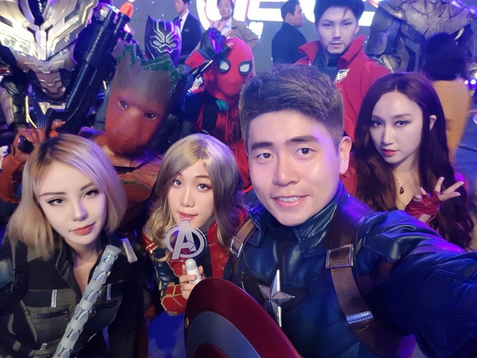 wfbeyes's tweet photo. 어벤져스 엔드게임 팬 이벤트 다녀왔습니다.
함께하신 팀원분들 모두 수고 많으셨습니다^^
#코스믹히어로,#cosmichero,#알트루쥬,#타노스,#타노스코스프레 https://t.co/dctvE0Qlpe
