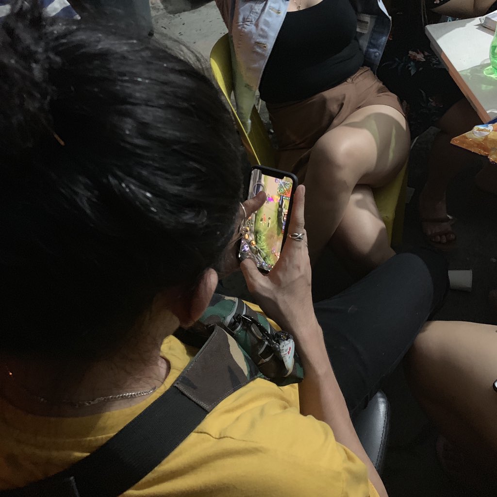 TukomiLesterG's tweet photo. yung tropa mong minaster na paglalaro ng ML ng naka portrait para di mahalata 😂 https://t.co/Dr71mgYLQz
