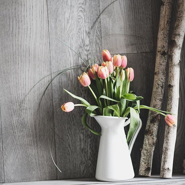 Happy new week🌷
.
.
.
#lovely_squares_1 #creativelysquared #stilllife #tulips #spring #pursuepretty #inspiremyinstagram #hiyapapayaphotoaday #tulip_hp #inspiredbypetals bit.ly/2VJGYzG