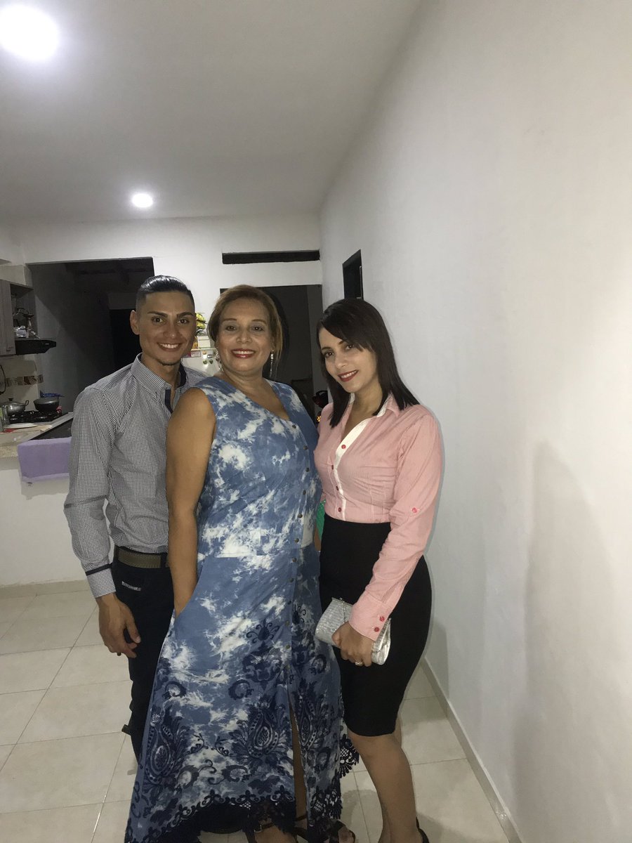 AnyerGarcia12's tweet photo. EN FAMILIA https://t.co/Se1SG9qwPO