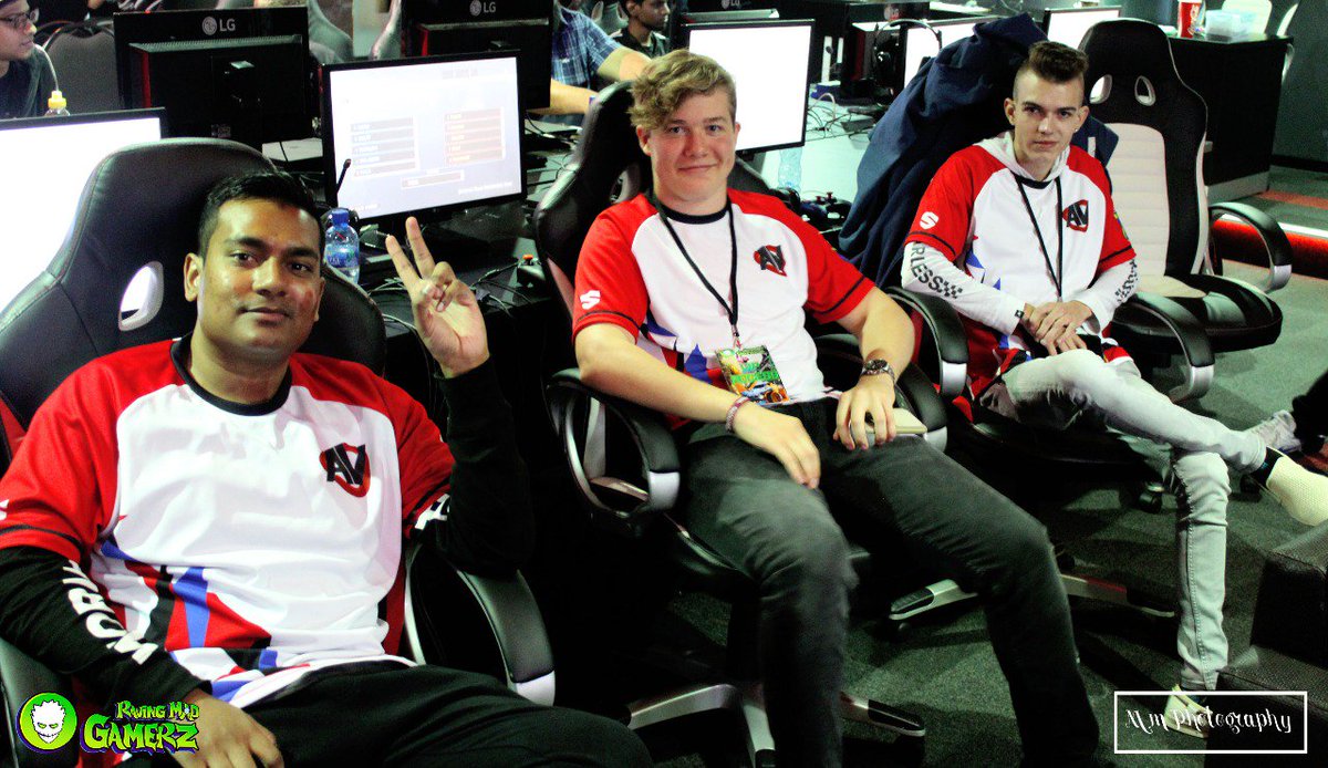 MMPhoto19016182's tweet photo. Enjoying the @RavingMadGamerz siege tourney the team of @AoV_esports @numetrogaming
With team captain H3lls Assassin being interviewed by celeb caster #sklarrie 
#beravingmadaboutgaming https://t.co/FVOTszfdRz