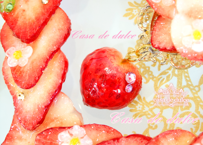 casadedulce's tweet photo. 艶々ハート苺がユラユラと揺れるアクセサリー制作中です♪+゜
イチゴの可愛さとフレッシュな質感にこだわっております🍓

#フェイクフルーツ
#ハンドメイド https://t.co/8WnWwr9E8k