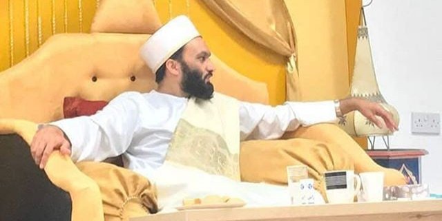 आप पहलू में जो बैठे है तो अम्भल कर बैठे
दिल-ए-बेताब को आदत है मचल जाने की 🙏
#YaSayyadi