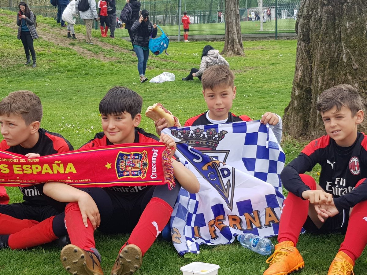 CanteraSFCD's tweet photo. Hey! @SanFernando_CD sabías que nuestro 🦁 Angel, del #AlevinB de #CanteraAzulina está en él campus del @acmilanbr , y lleva por bandera nuestros colores?? https://t.co/xT1RQqHP9f