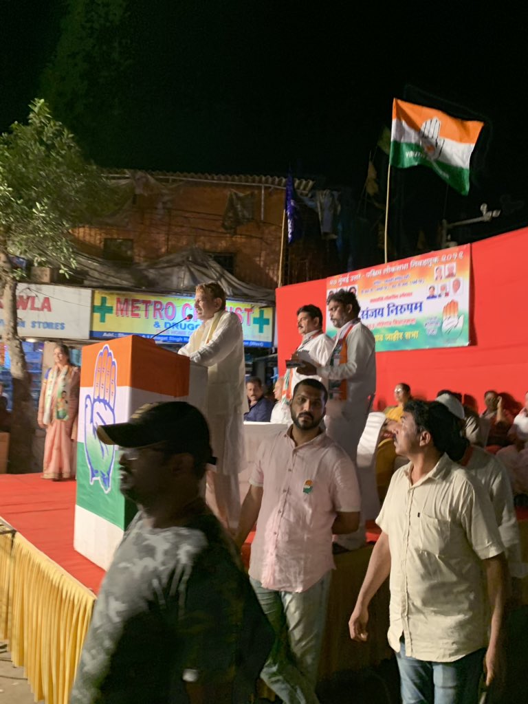 Parth_Shahh's tweet photo. Arrey @MumbaiPolice 
At least have some shame? On a busy Monday evening, you allow a Congress gathering in the middle of the road which is already halved sure to Metro work! #MumbaiTraffic 
Such much so for votes!assume traffic jam sure to this https://t.co/c39n7RmzUb