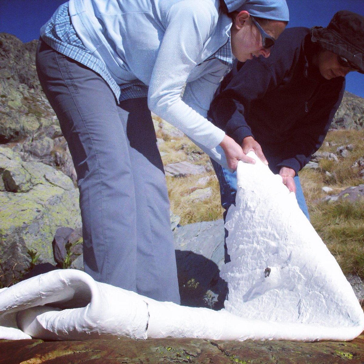 SocietaDi's tweet photo. Sabato 20 aprile durante la conferenza di apertura della mostra“SIMBOLI” interverrà la dott.ssa Silvia Sandrone, responsabile scientifico del Musée des Merveilles. Qui la vedete intenta a rimuovere un calco sul Monte Bego! #montebego #museedesmerveilles #arterupestre https://t.co/vDonHBzijq
