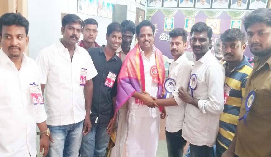 tncpim's tweet photo. மதுரை மாவட்ட விஜய் மக்கள் இயக்கம் சார்பில் பொறுப்பாளர் எஸ்.ஆர்.தங்கபாண்டி தலைமையில் 21வது வார்டு விஜய் மக்கள் இயக்க நிர்வாகிகள் சனியன்று மதுரை மக்களவைத் தொகுதியில் போட்டியிடும் #CPIM வேட்பாளர் சு.வெங்கடேசனை நேரில் சந்தித்து ஆதரவை தெரிவித்தனர். #CPIM4Madurai #Vote4SuVe https://t.co/pscNKaP004