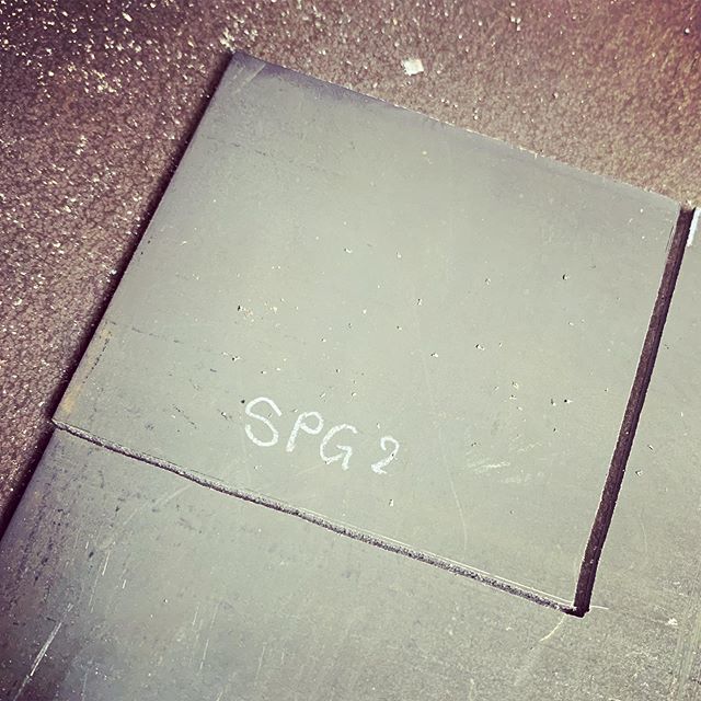 matrixaida's tweet photo. 工房でSPG2をカット。
スーパーゴールド2は250mm×500mmの大判で在庫してます。今後はムダなく使えるようにお客様の好みのサイズでカットする販売方式にしようかと考えています。

#spg2 #knife #knifesteel #ナイフ #ナイフメイキング https://t.co/ICcSw1ipnv