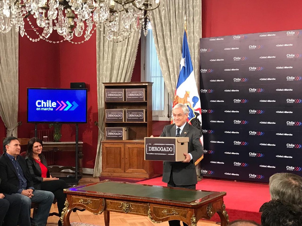 SeremiEconomiaV's tweet photo. [GRAN INICIATIVA] El Presidente @sebastianpiñera junto al Ministro @joservalente firman el Proyecto de Ley de #SimplificaciónRegulatoria, que busca disminuir la burocracia y derogar reglamentos obsoletos, facilitándole la vida a miles de personas y Pymes del país. #ChileEnMarcha https://t.co/8UrmrgiMLQ