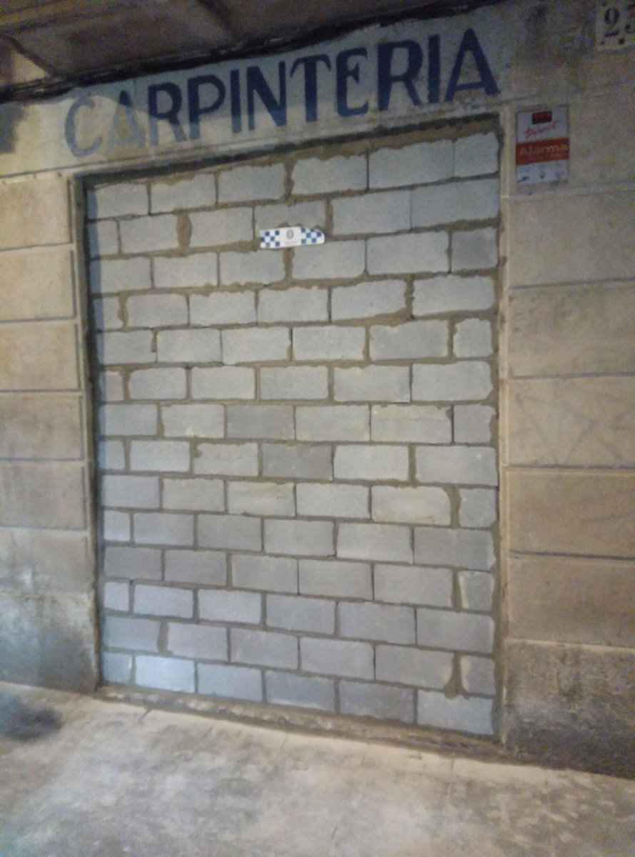AccioGotic's tweet photo. Tapiat punt de venda de droga a Còdols 23. Dues setmanes actiu.

Bona notícia que acabi l'activitat, però no deixem de dir i pensar que només així no se soluciona l'arrel dels problemes.

Molts locals tapiats i sense possibilitats d'ús veïnal a causa del monocultiu turístic. https://t.co/7z4abL35hh