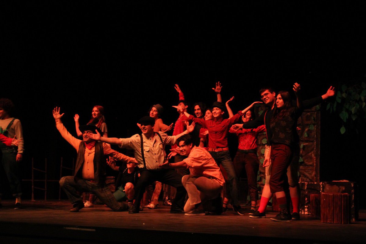 7-8 Nisan tarihlerinde Van Devlet Tiyatrosu’nda sergilemiş olduğumuz “Pal Sokağı Çocukları” adlı oyunumuzdan.😊 <a href="/pbattal/">Peyami BATTAL</a> @zekitastan @HaberYYU