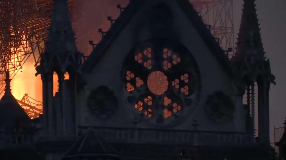 Eric_Anceau's tweet photo. Devant l'émotion planétaire face à l'une des plus grandes catastrophes patrimoniales depuis la Seconde Guerre mondiale, je pense sincèrement qu'une souscription mondiale s'impose pour une reconstruction rapide
#NotreDame https://t.co/DFt6OsUVDt