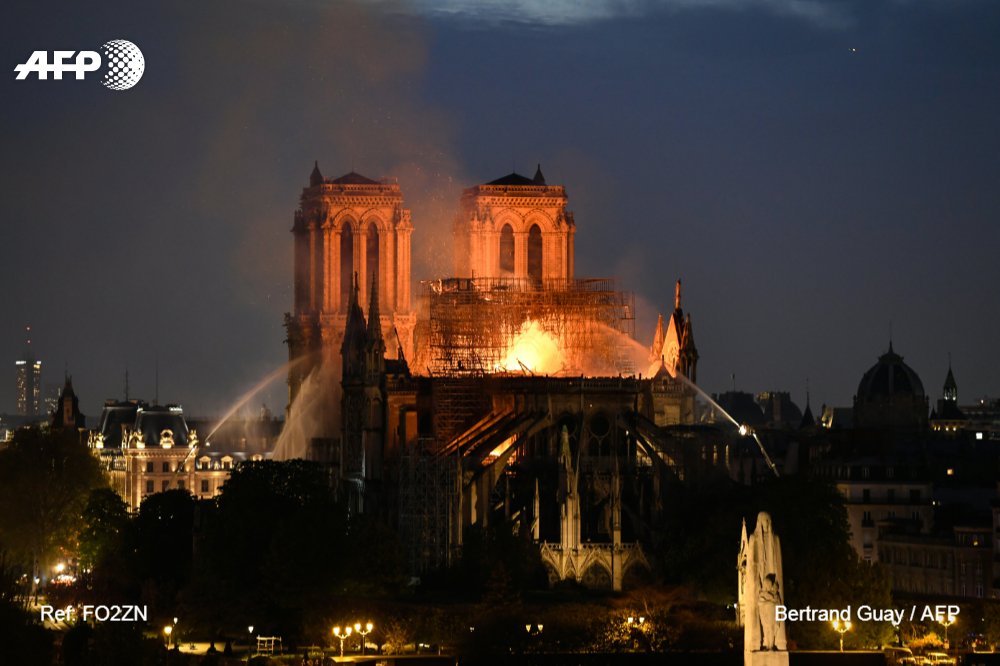 INCENDIO EN NOTRE DAME - Página 5 D4N-wzJXkAAc3IY