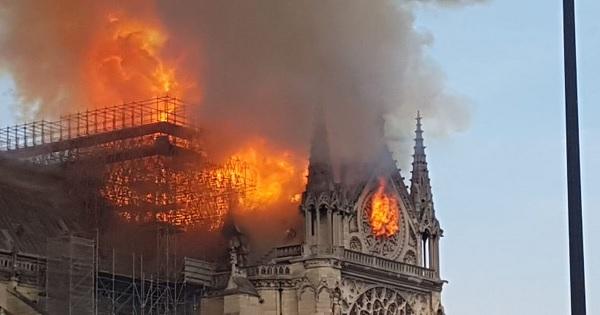 soze1023's tweet photo. ♥ معك يا باريس

حريق يؤدي لسقوط برج كاتدرائية نوتر دام

#NotreDame
▼
▼
◄ تفاصيل واسباب الحريق  :::

◄◄◄ https://t.co/Mm9xjOcd3W ►►►

○•○• https://t.co/0dfVEMDiG1