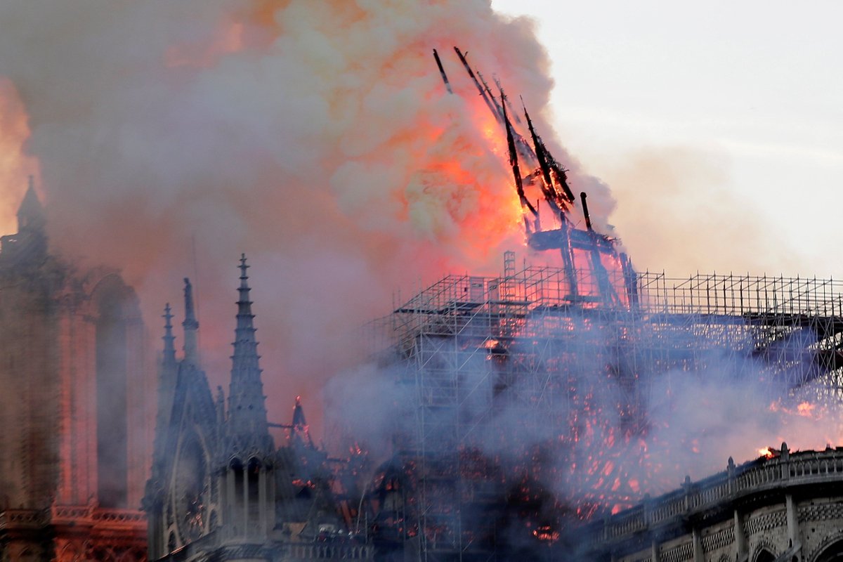 OtroMundoMD's tweet photo. #ÚLTIMAHORA: Según informan desde París, un portavoz de la Iglesia ha confirmado que todo el interior de la catedral de Notre Dame está en llamas después de que se hundiera la aguja.  https://t.co/InVdtIo1HI https://t.co/MNMWQOziZp