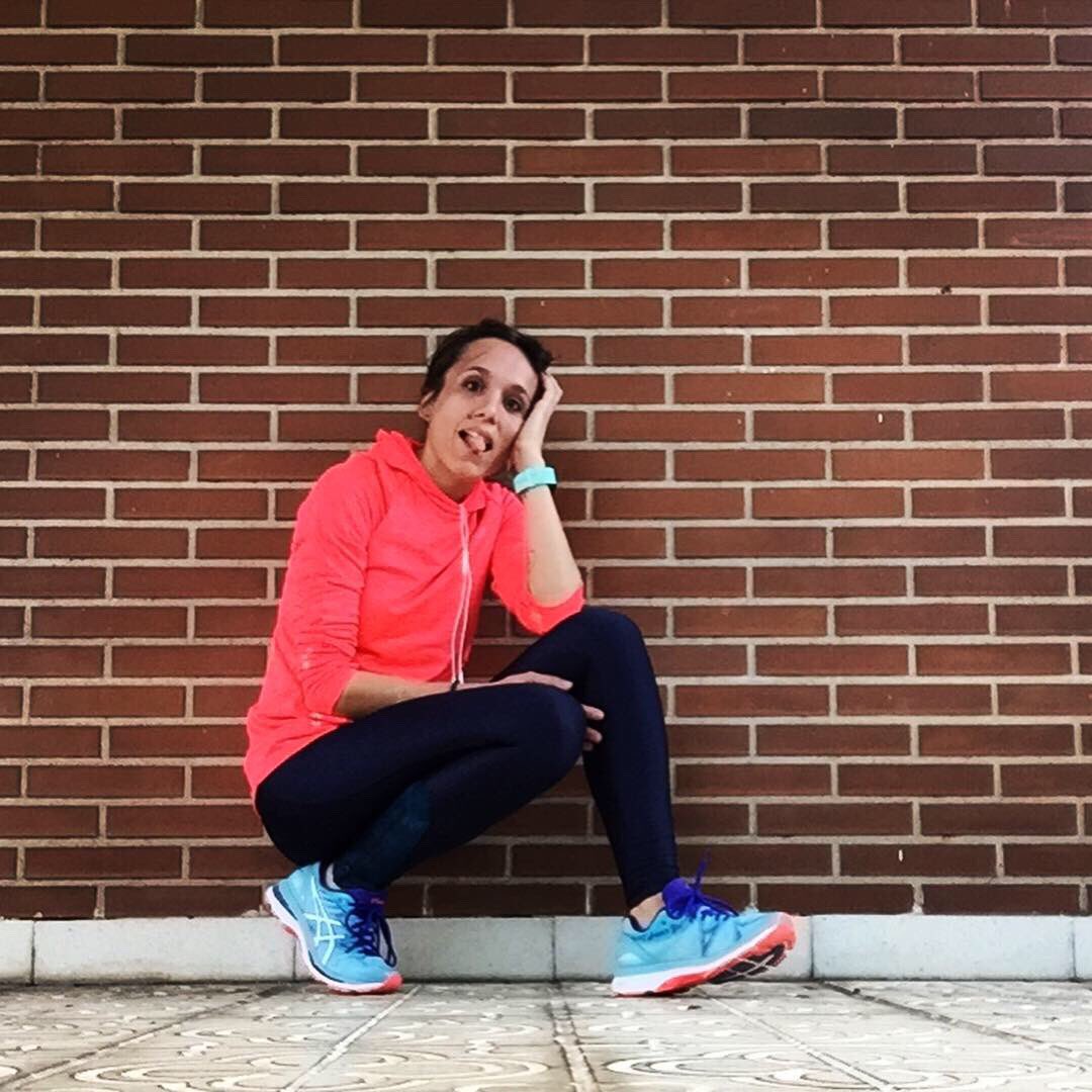 pattyblazquez's tweet photo. Yo quería hacerme una foto de postureo máximo para enseñar estas súper zapatillas regalo de la mia mamma pero esto es lo mejor que ha salido después de rodar unos kilómetros. Conclusión: el postureo debe ser antes de la carrera. 🏃🏻‍♀️🏃🏻‍♀️🏃🏻‍♀️ #ProyectoDeRunner https://t.co/u5TqYM1cNO
