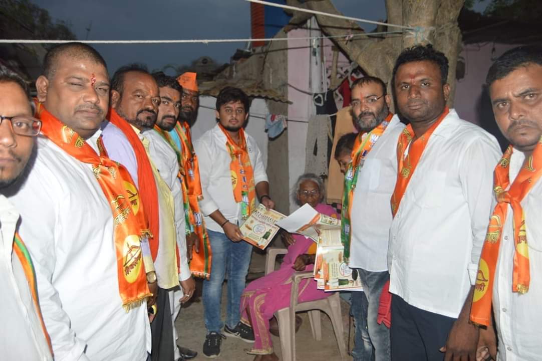 danve_pratik's tweet photo. आज जालना शहरातील विविध ठिकाणी प्रचार भेट.#विकासाचा_वादा_रावसाहेब_दादा @raosahebdanve @iYogeshTilekar @Chowkidar__IND @BJP4Maharashtra @BJPLive @BJYM https://t.co/RYRXiqH2ql