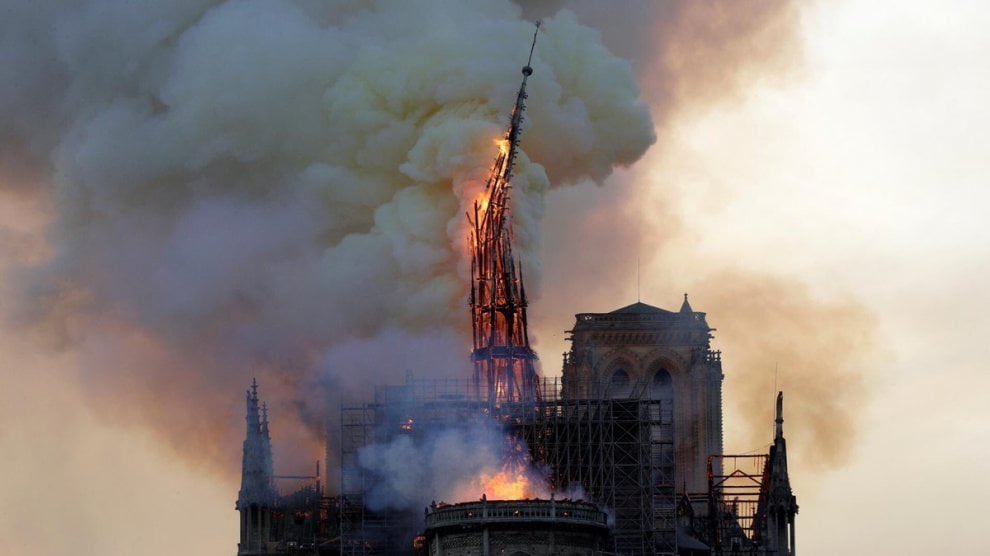 Notre Dame, la cattedrale di Parigi brucia...
Siamo tutti colpiti al cuore
e non riusciamo neppure a crederci.
In realtà questa distruzione appare il segno
della fine di una cultura, di una civiltà,
di una religione,la fine dell’Europa:
una fine di cui siamo tutti responsabili.