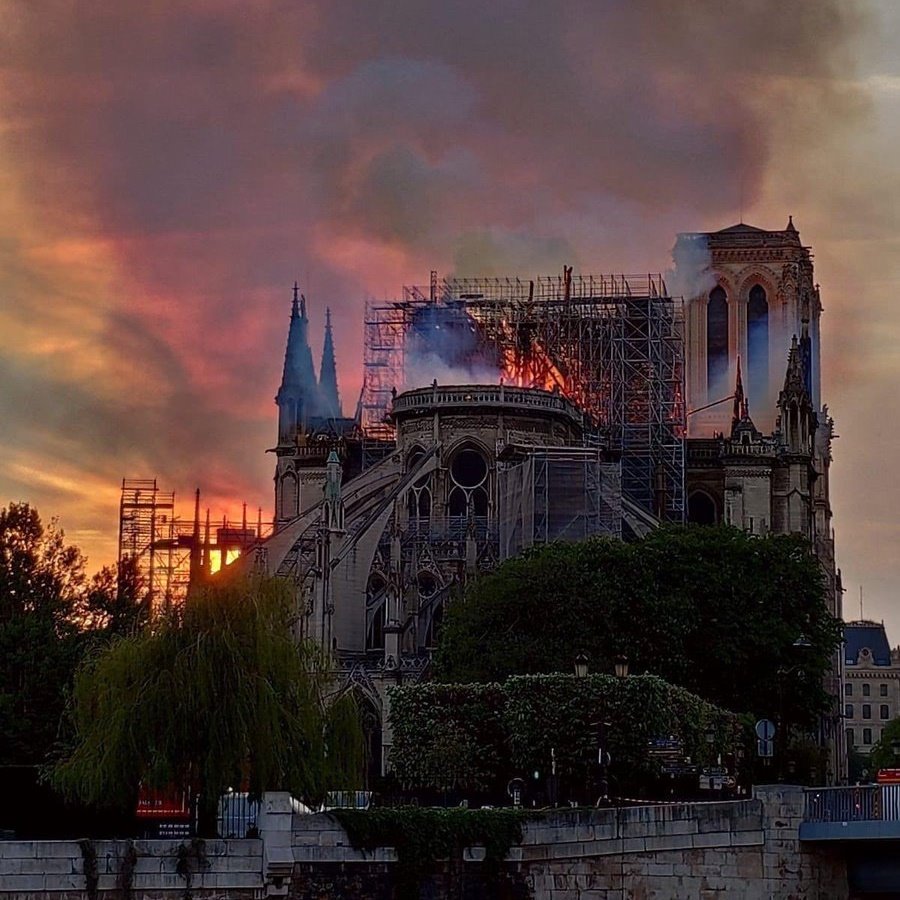 DOBrienFrance_'s tweet photo. J'ai plus les mots.
856 ans d'histoire.
856 ans qu'elle reste debout.
Ce soir, Notre-Dame est entrain de périr à petit feu.
Je n'ai plus les mots, juste des larmes. #NotreDame https://t.co/SOMMH1Wg3Y