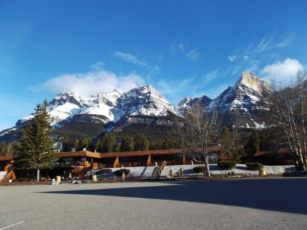 The Crossing is now open for the 2019 season! Photo taken this morning, 8:00 am, April 15. We are super excited for this upcoming season and can't wait to see you!

#banff #jasper #icefieldsparkway #openingday #springseason #comevisit #vacationplanning #resortdestination