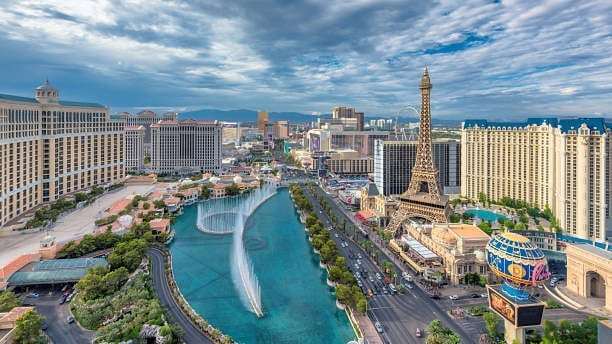 AdaptiveCrypto's tweet photo. Our town is just as beautiful in the sun as at night 😊

#lasvegaslocal #vegas #lasvegas #sun #sunny #sunflowers #sundayfunday
#city #citylife #citykillerz #citylights #cityview #newforkcity https://t.co/Smj6iNyWvD https://t.co/nn5xWxgvGB