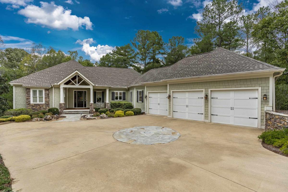 TRogersRealtor's tweet photo. Fall in love with this 4 BD/ 5 BA in Greensboro. Call, text or direct message me for more info.  https://t.co/uv7bb3yxA2 https://t.co/LtTF8z2RAJ