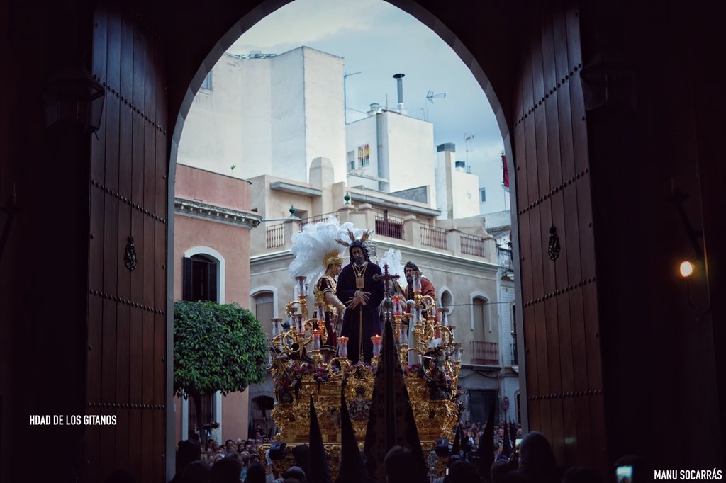 Hdad_LosGitanos's tweet photo. El primero de los pasos de la @hdad_sanpablo ha llegado a nuestro Santuario dedicándole una emotiva “levantá” al cielo por nuestro hermano Pepe Manzano Q.E.P.D.

#LunesSanto19 #SSanta19 #TDSCofrade . https://t.co/ROboqMKVGc