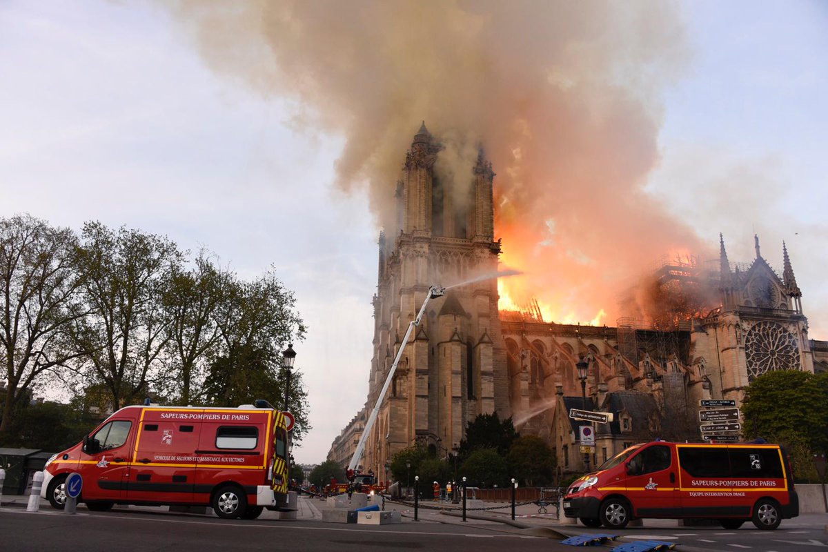 InfosFrancaises's tweet photo. 15 avril 2019. 
856 ans d’Histoire de France partent en fumée. #NotreDame https://t.co/jjuJYioHzj