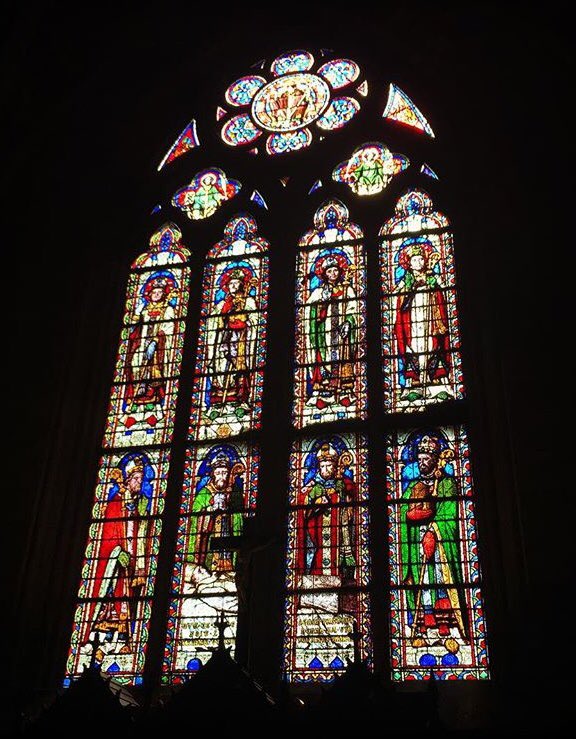 Carolinavitral's tweet photo. Algunos de los antiquísimos y bellos vitrales de la Catedral de Notre Dame que hoy se incendia en Paris, Francia... 😢#NotreDamedeParis #NotreDameCathedral #stainedglass https://t.co/bZUndhEhqA