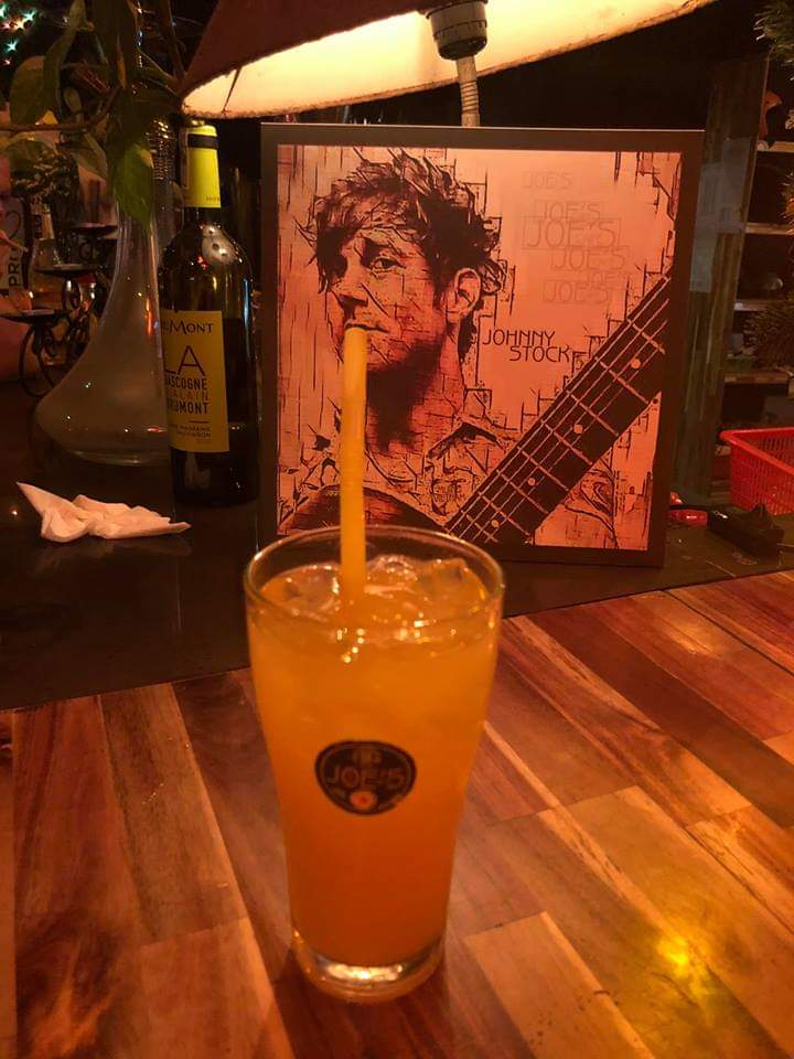 johnnytstock's tweet photo. It's a cheeky drink in the tropics 🤣🤣🤣🍺🍺🍺🏖️🏖️✌️👌✌️✌️✌️🍻🍻🍻 https://t.co/rr5T9b3dDt