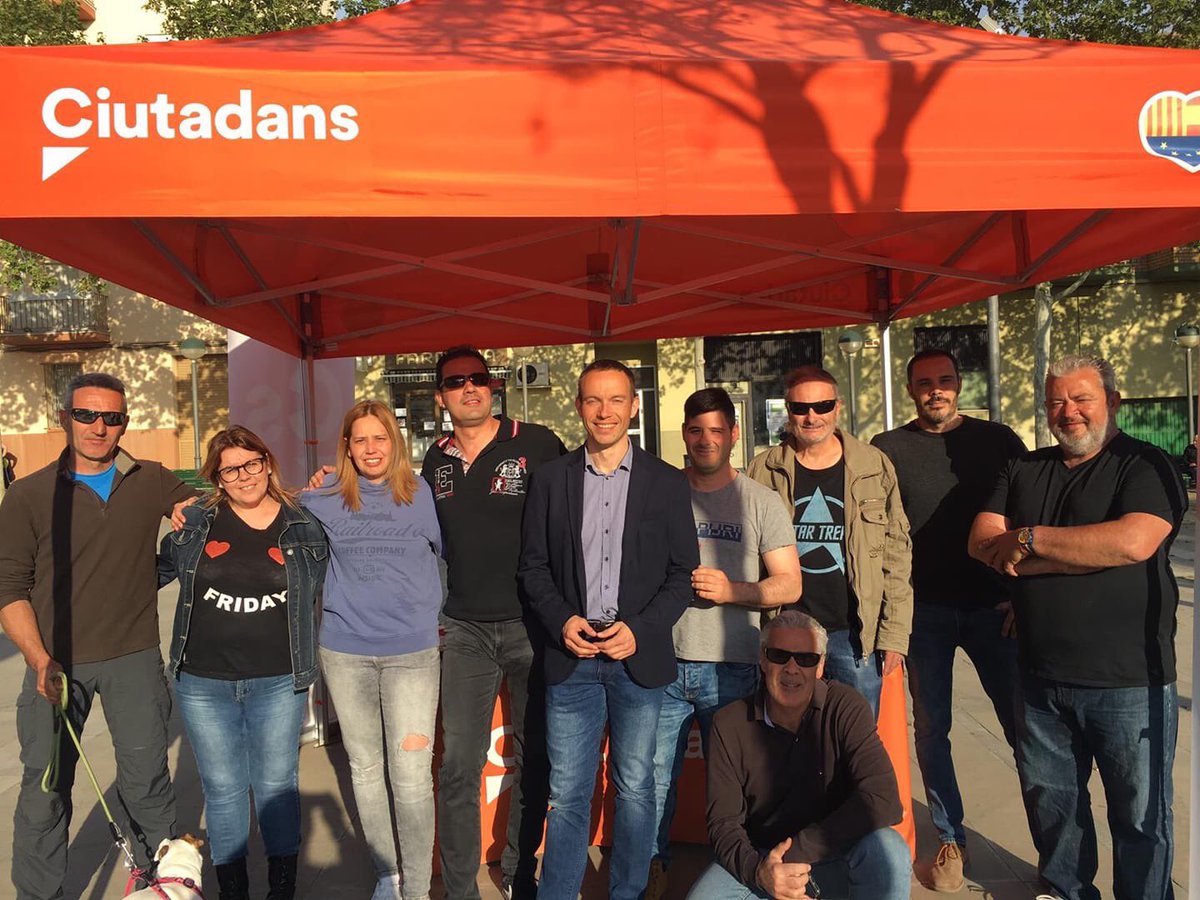 Gran tarde en la #CarpaCiudadana en la  plaza Joan XXIII en el barrio Magraners de Lleida, nos han acompañado nuestros concejales José Luis Osorio y Daniel Rubio, además de parte del equipo de Cs  Almacelles.
 #VamosCiudadanos