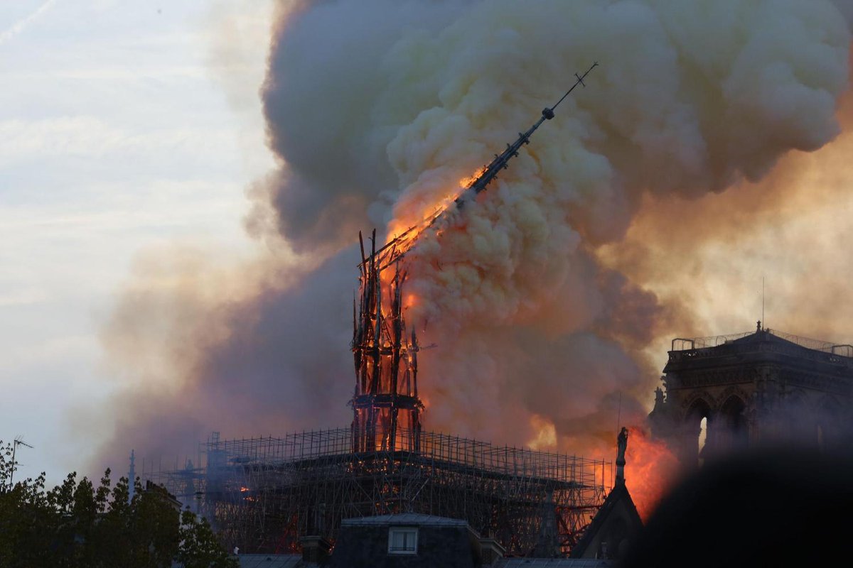 C'est probablement l'image qui a le plus choqué : la «flèche» de la cathédrale Notre-Dame de Paris qui cède à l'attaque des flammes... (Photo : SOLAL/SIPA) #NotreDame