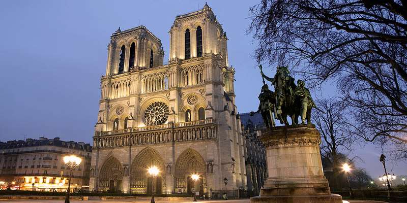 guardiacivil's tweet photo. Todo nuestro apoyo y solidaridad al pueblo francés 🇫🇷 que vive la tragedia de ver arder la Catedral de Notre Dame de #Paris, una joya histórica de su arquitectura y cultura.

Ánimo y mucha fuerza a los efectivos que luchan en el operativo de extinción. 

#NotreDame https://t.co/fcvhlhfXh2