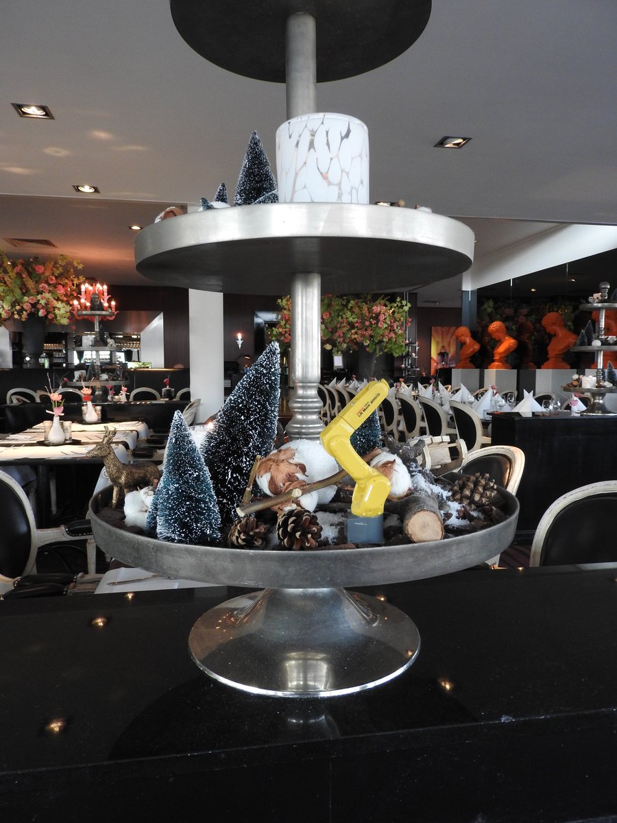 DianadeRaaf's tweet image. Euh, als dat maar goed gaat. Metaal en een #lasrobot zo dicht bij elkaar. 😇