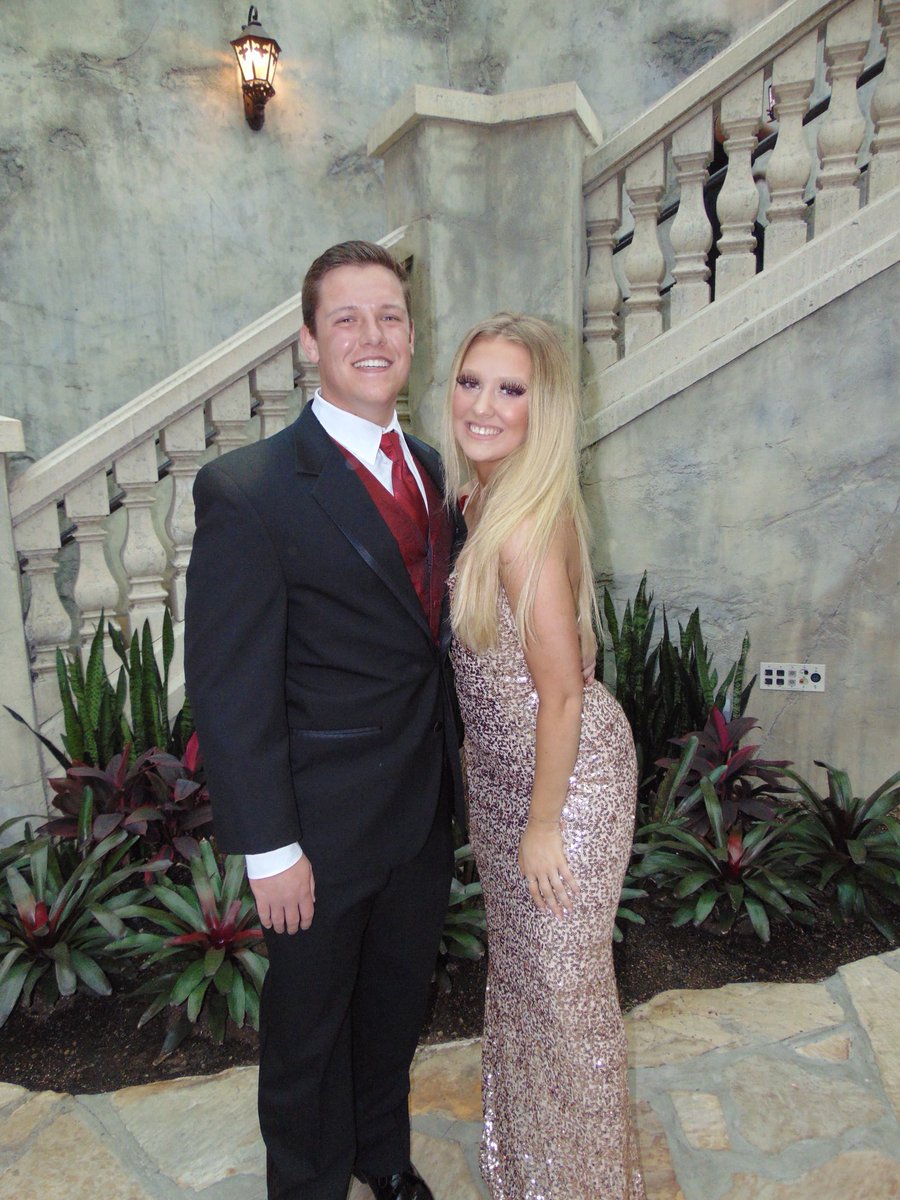 Alliehanna11's tweet photo. prom ! ! https://t.co/29z1OaCC1l