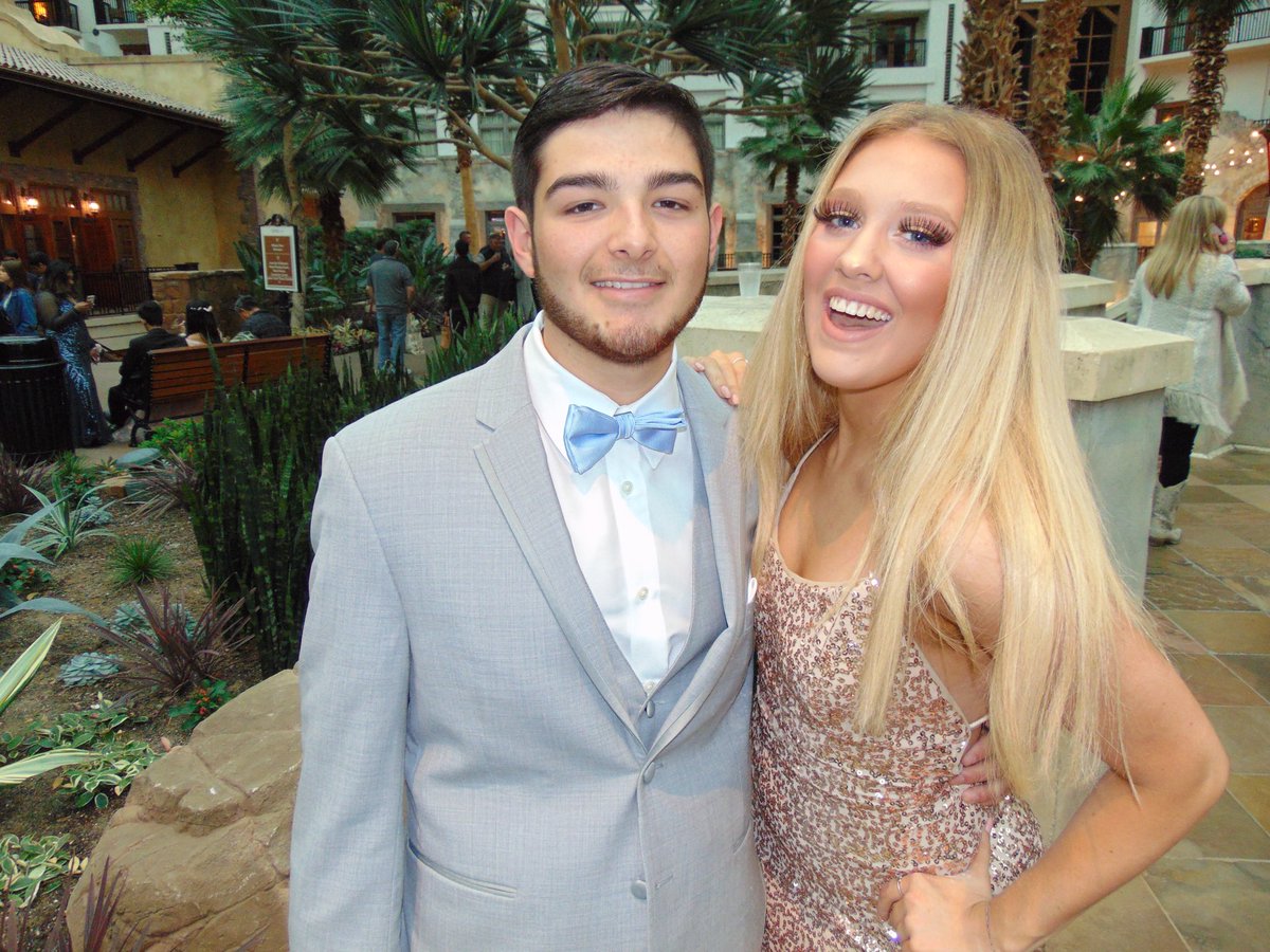 Alliehanna11's tweet photo. prom ! ! https://t.co/29z1OaCC1l