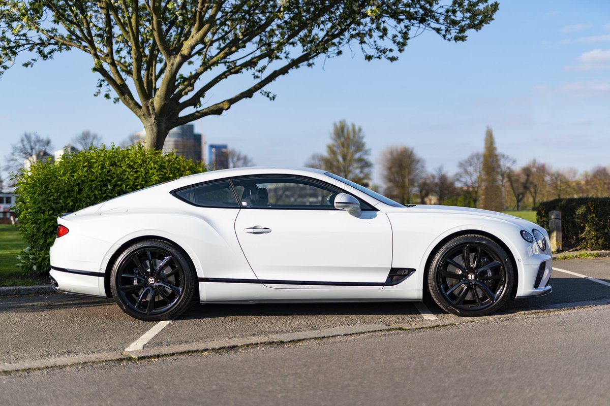 A very special spec 😍
The new Continental GT looks perfect with black line kit, newly released Styling Specification and the gold Centenary details 👌
#LiveUpload #BentleyGT #ContinentalGT #GT #BentleyContinental #JackBarclay #Bentley #London