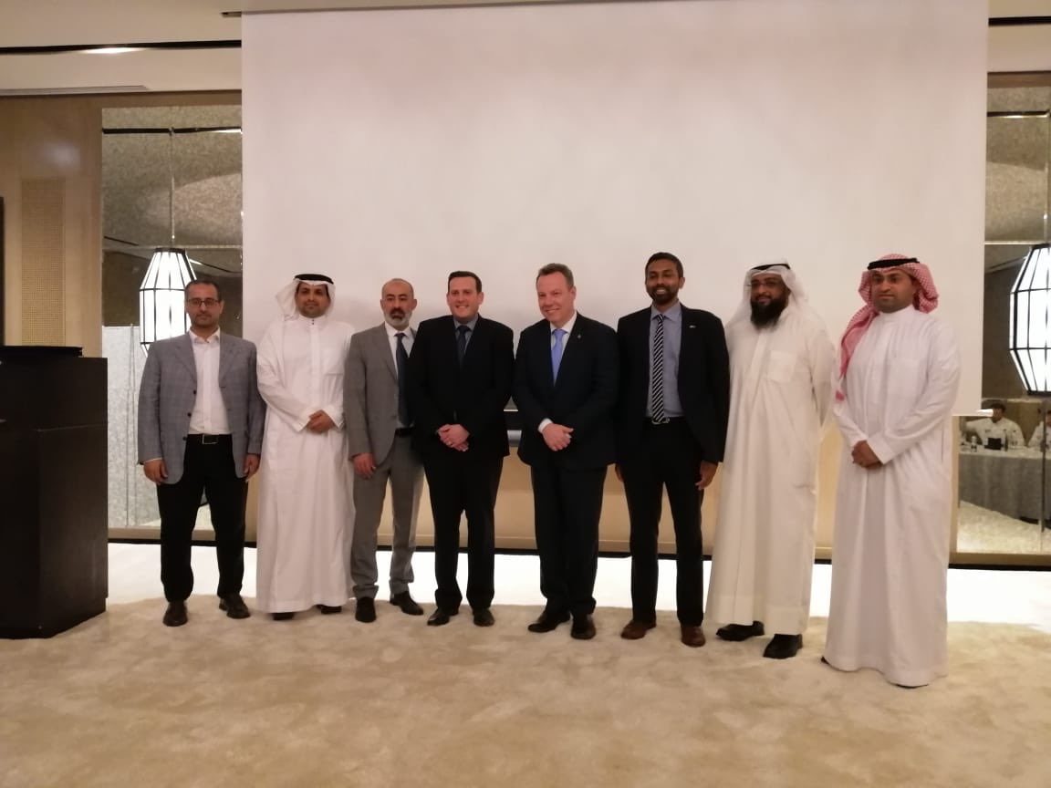 UKinSaudiArabia's tweet image. سعادة القنصل البريطاني العام في #جدة @seifusher في حفل إطلاق شركة المياه البريطانية @HarrogateSpring 🇬🇧 في #السعودية بالشراكة مع المتخصصة لخدمات الأطعمة شركة تابعة لمجموعة باسمح @tradegovukMENA 
#FoodisGREAT 
#UKinJeddah