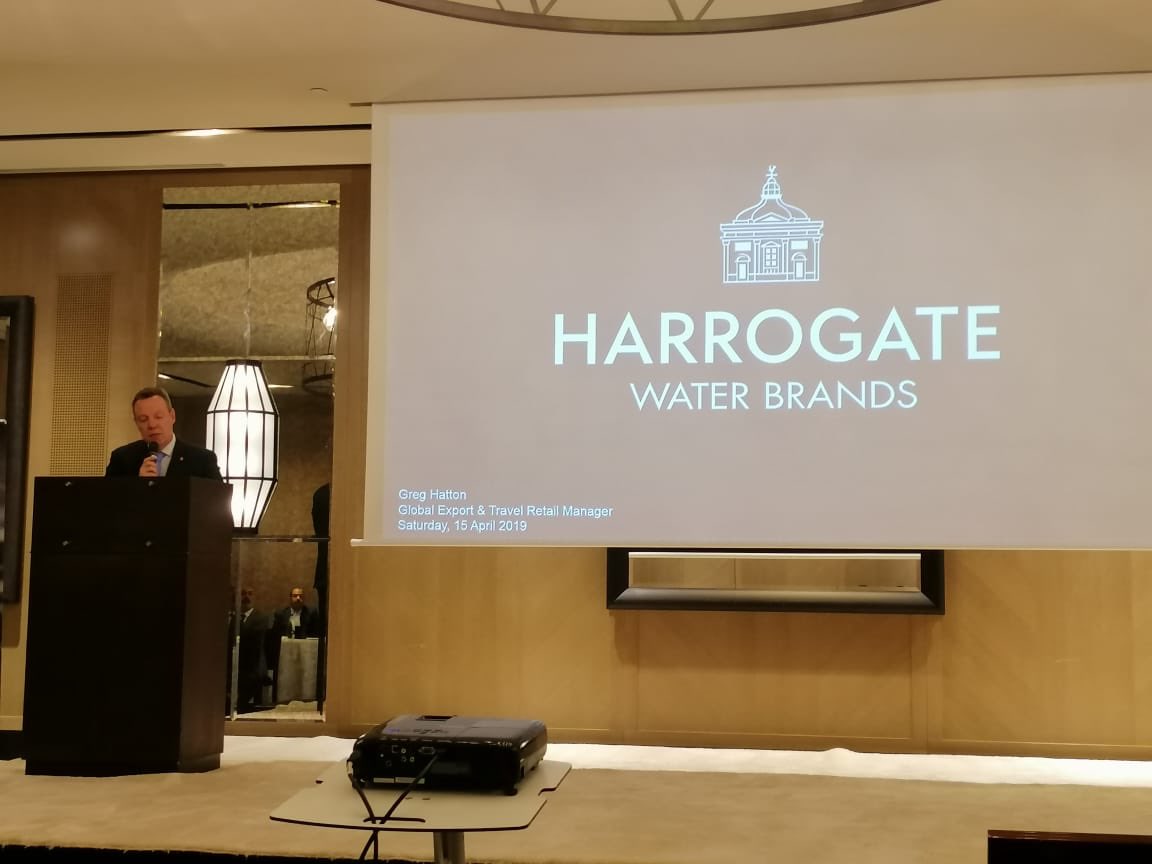 UKinSaudiArabia's tweet image. سعادة القنصل البريطاني العام في #جدة @seifusher في حفل إطلاق شركة المياه البريطانية @HarrogateSpring 🇬🇧 في #السعودية بالشراكة مع المتخصصة لخدمات الأطعمة شركة تابعة لمجموعة باسمح @tradegovukMENA 
#FoodisGREAT 
#UKinJeddah