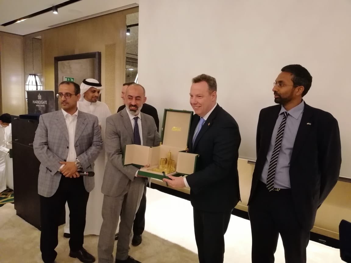 UKinSaudiArabia's tweet image. سعادة القنصل البريطاني العام في #جدة @seifusher في حفل إطلاق شركة المياه البريطانية @HarrogateSpring 🇬🇧 في #السعودية بالشراكة مع المتخصصة لخدمات الأطعمة شركة تابعة لمجموعة باسمح @tradegovukMENA 
#FoodisGREAT 
#UKinJeddah