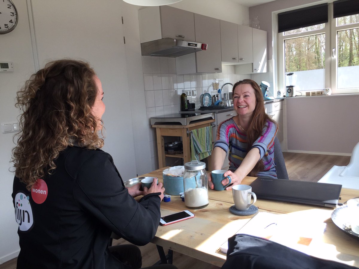 Vrijdag 12 april was de allereerste Fijn Wonen Servicedag aan De Pronkridder in Assen. Het doel van de Servicedag is bewoners van Fijn Wonen-woningen te helpen en te adviseren met hun vragen en eventuele problemen omtrent hun woning. Lees meer: bit.ly/2KBwssZ #Fijnwonen