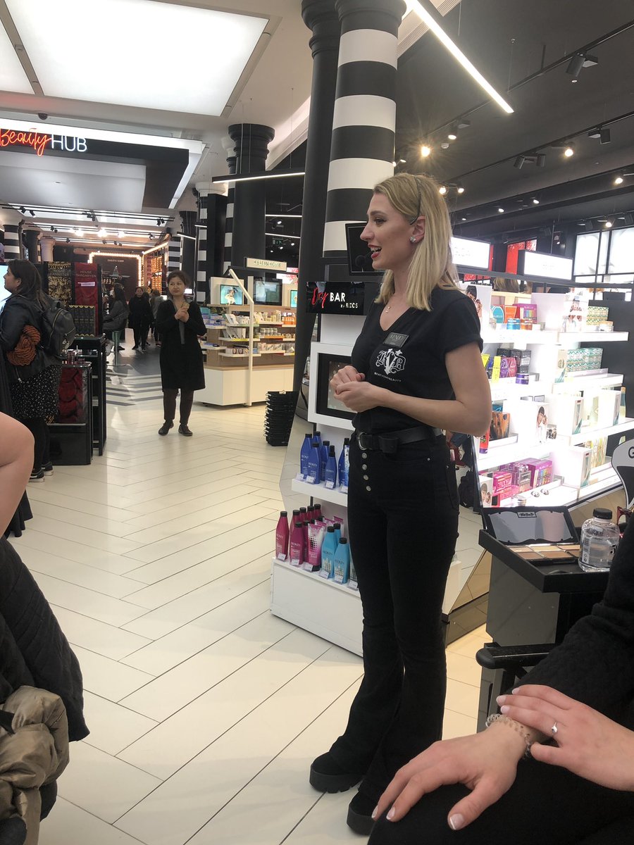 InHouseSC's tweet photo. Hoy, Masterclass en @sephora_spain presentando la nueva máscara de @thekatvond #GoBigOrGoHome #WowSephoraTriangle #SephoraLovesKatVonD https://t.co/K8qfGa8JQK