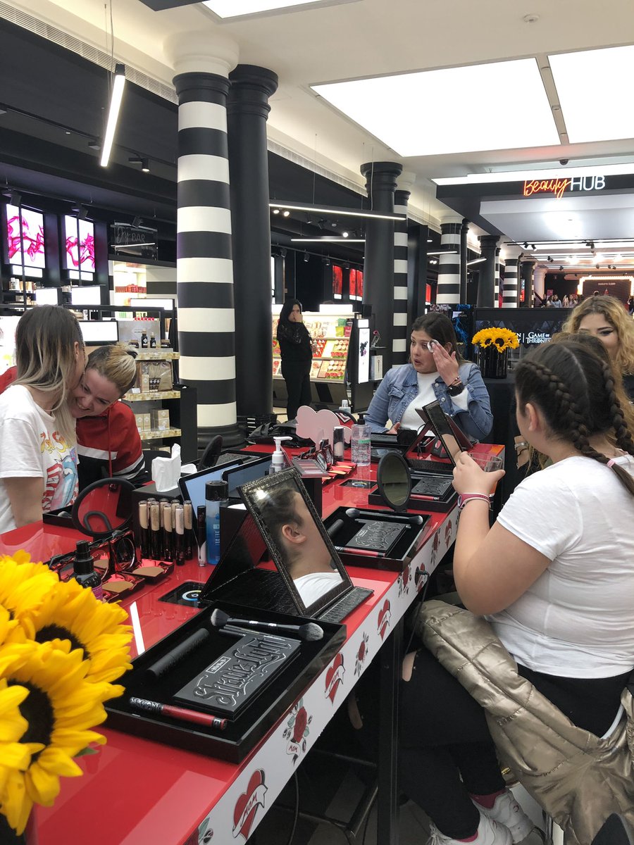 Hoy, Masterclass en <a href="/sephora_spain/">SEPHORA ESPAÑA</a> presentando la nueva máscara de <a href="/thekatvond/">Kat Von D</a> #GoBigOrGoHome #WowSephoraTriangle #SephoraLovesKatVonD