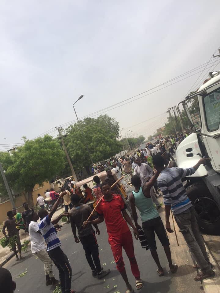 jrnaib's tweet photo. For you to possess buhari's attention you guy's must learn how to speak yoruba language if not you are wasting your time. 
My hand no dey na you voted for him so enjoy it #NEXTLEVEL #NextlevelRegret https://t.co/UWsuforen0