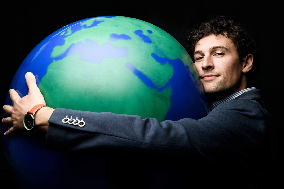 Avec ses solutions de mobilier apportant plus de confidentialité, de connectivité et de bien-être dans des espaces nomades et ouverts, <a href="/LEET_DESIGN/">leet design</a> a touché le jury par l’authenticité et l’humilité avec lesquelles il a présenté son projet ! #PrixMoovjee2019 #BuildYourWorld