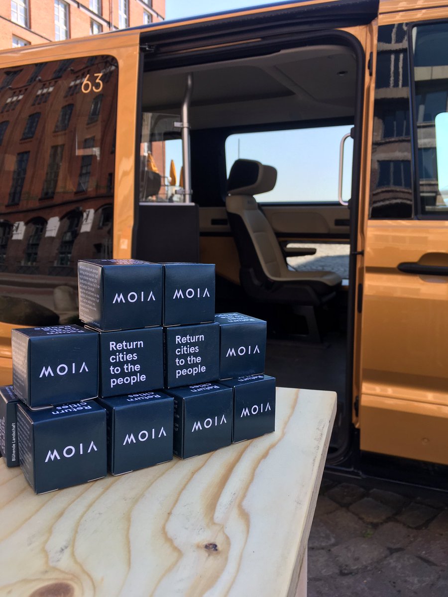 BRANDS_ALIVE's tweet photo. Moin Moin MOIA!
Bei schönstem Sonnenschein heißt es willkommen an Bord! BRANDS  ALIVE startet mit dem Ridesharing-Service in Hamburg die Mobilität der Zukunft. #sharingiscaring #appnachhause #moia #eMobility #gold #hamburg #zukunft #brandsalive #100%hungrig #100%elektrisch https://t.co/MLm253POYC