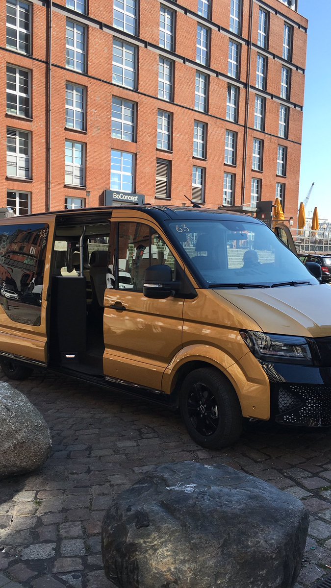BRANDS_ALIVE's tweet photo. Moin Moin MOIA!
Bei schönstem Sonnenschein heißt es willkommen an Bord! BRANDS  ALIVE startet mit dem Ridesharing-Service in Hamburg die Mobilität der Zukunft. #sharingiscaring #appnachhause #moia #eMobility #gold #hamburg #zukunft #brandsalive #100%hungrig #100%elektrisch https://t.co/MLm253POYC